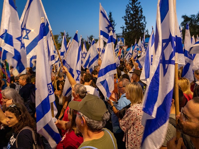תצלום הקשור לטלמון ואוקשוט חושפים עמימות בתוך ביקורת על טוטליטריות