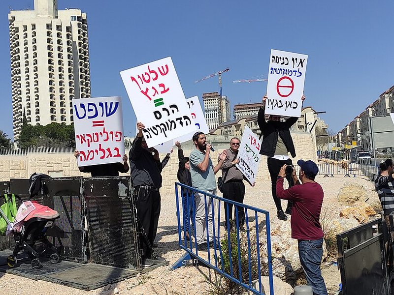 תצלום הקשור לאמון והוגנות פרוצדורלית מעצבים את הלגיטימציה לביקורת מדינה רחבה