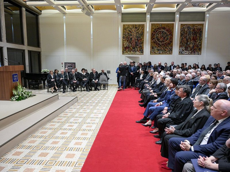 תצלום על זכויות קניין וחוזים בדמוקרטיות ואוטוקרטיות