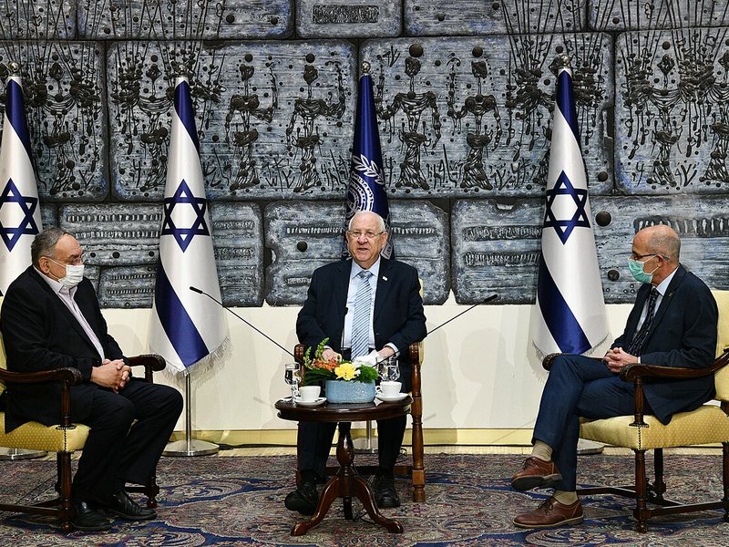 תצלום או צילום עריכתי חם ומפורט על חוקי זיכרון ושליטה חברתית בישראל
