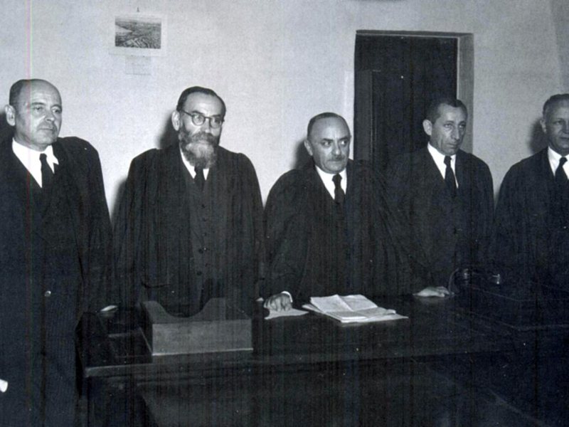 תצלום על לבנה ראשונה בשחיקה דמוקרטית ובית משפט
