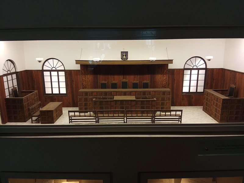 תצלום על אמנות זכויות אדם, בתי משפט ושלטון החוק