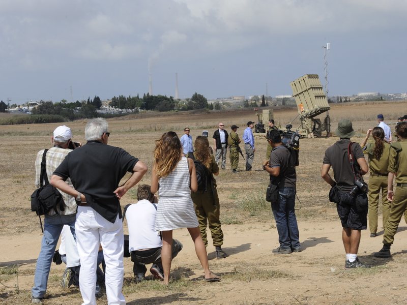 תצלום על מצב חירום, מוסדות ציבור ושלטון החוק