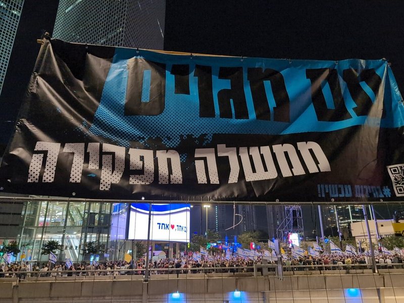 תצלום על תמיכה ציבורית בנסיגה דמוקרטית