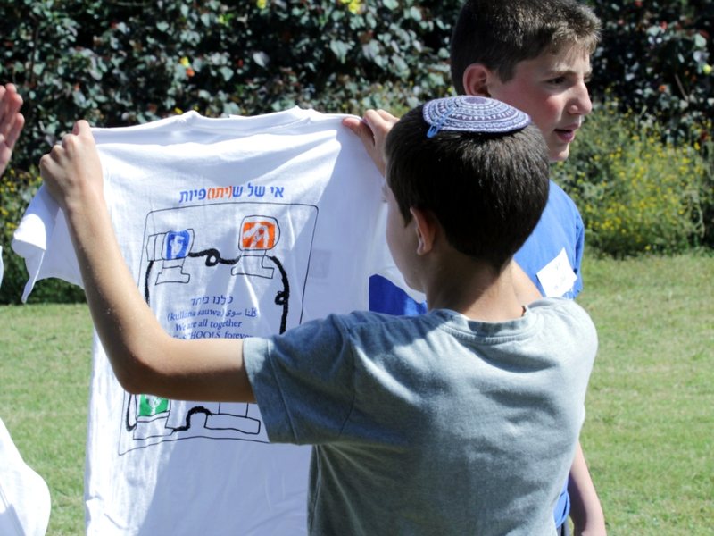 תצלום הקשור לארגון קהילתי משנה את יכולת האזרחים לפעול בדמוקרטיה