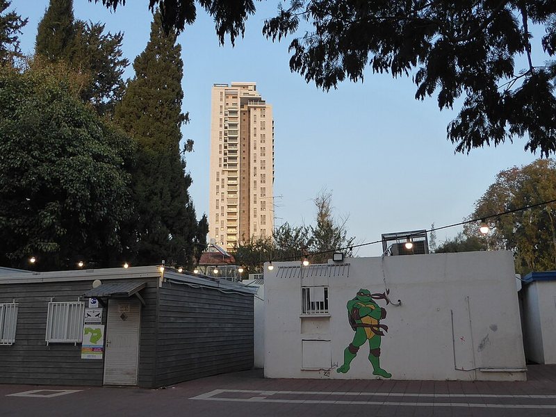 תצלום על יחסים בין מפלגות וקיטוב רגשי בדמוקרטיה רב-מפלגתית