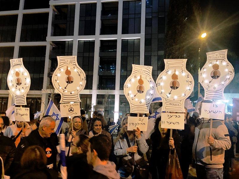 תצלום על אנשי אקדמיה, תקשורת וחברה אזרחית בזמן נסיגה דמוקרטית