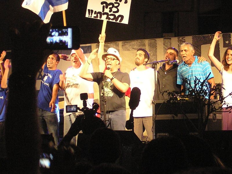 תצלום על דעת קהל ותמיכה בנסיגה דמוקרטית
