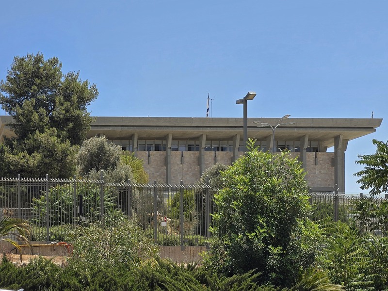 בניין הכנסת בירושלים מאחורי גדר וגינה