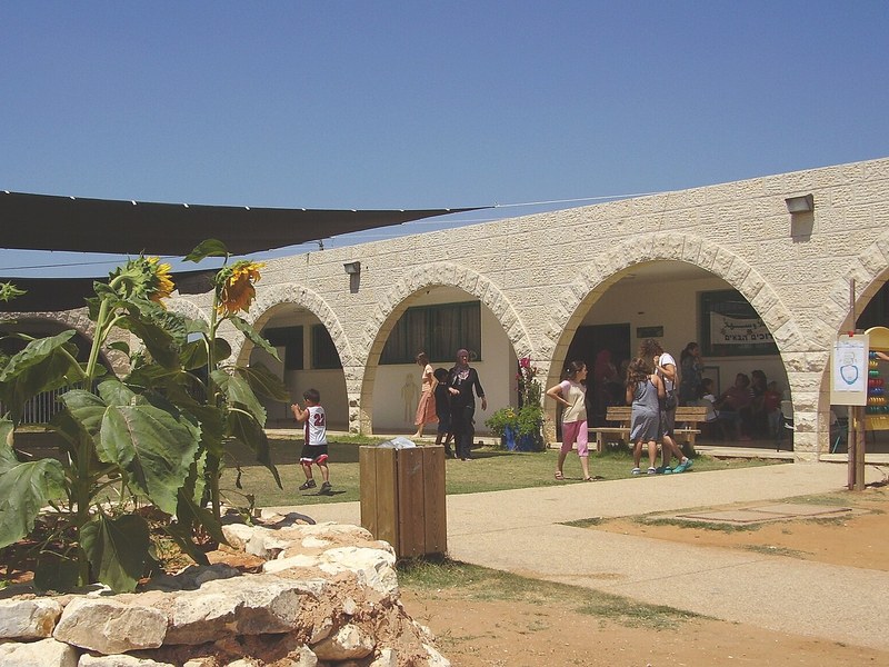 ילדים ומבוגרים בחצר בית הספר הדו־לשוני גשר על הוואדי בכפר קרע, באירוע קהילתי בשנת 2006