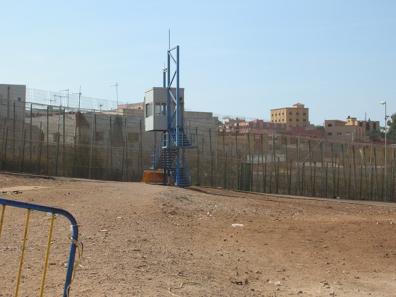 גדרות גבול ומגדל שמירה כחול בגבול ספרד ומרוקו ליד מלייה