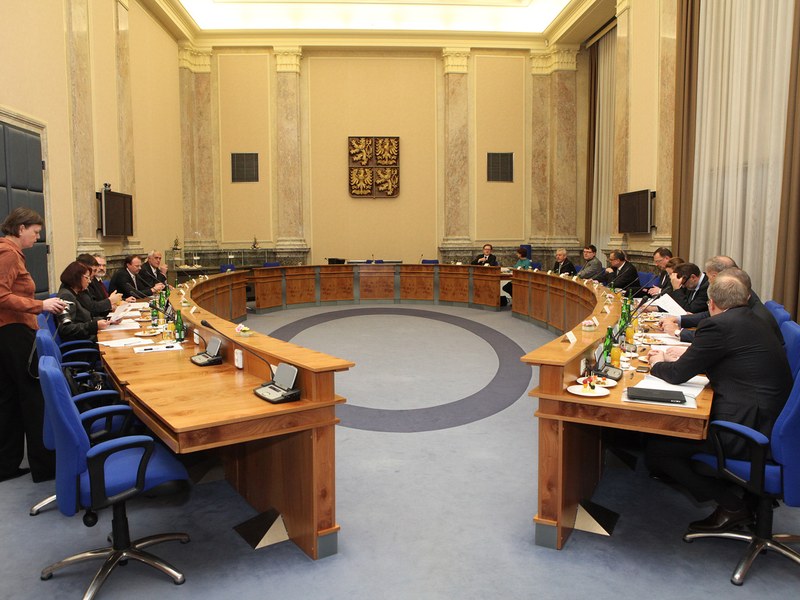 ישיבת ממשלת צ׳כיה בחדר הקבינט סביב שולחן דיונים רחב