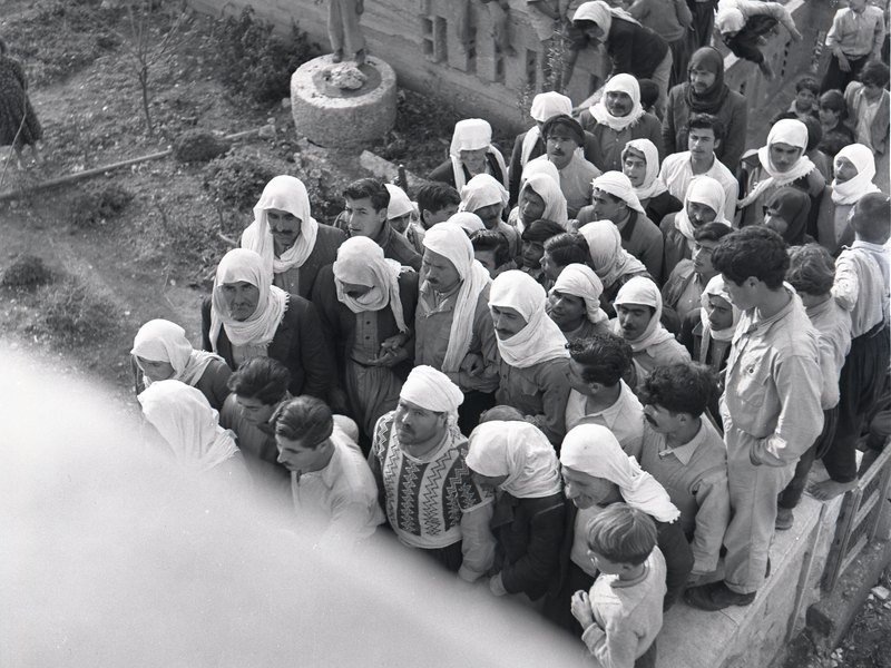 תושבים מתכנסים בכניסה לבניין קלפי בכפר דרוזי בישראל באפריל 1952
