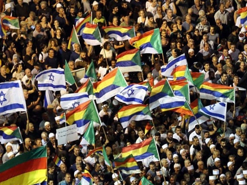 קהל גדול מניף דגלי ישראל ודגלים דרוזיים בעצרת נגד חוק הלאום בתל אביב בשנת 2018