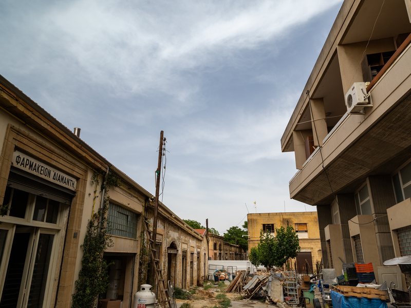 אזור החיץ של הקו הירוק בניקוסיה שבקפריסין בין מבנים משני צדי הרחוב