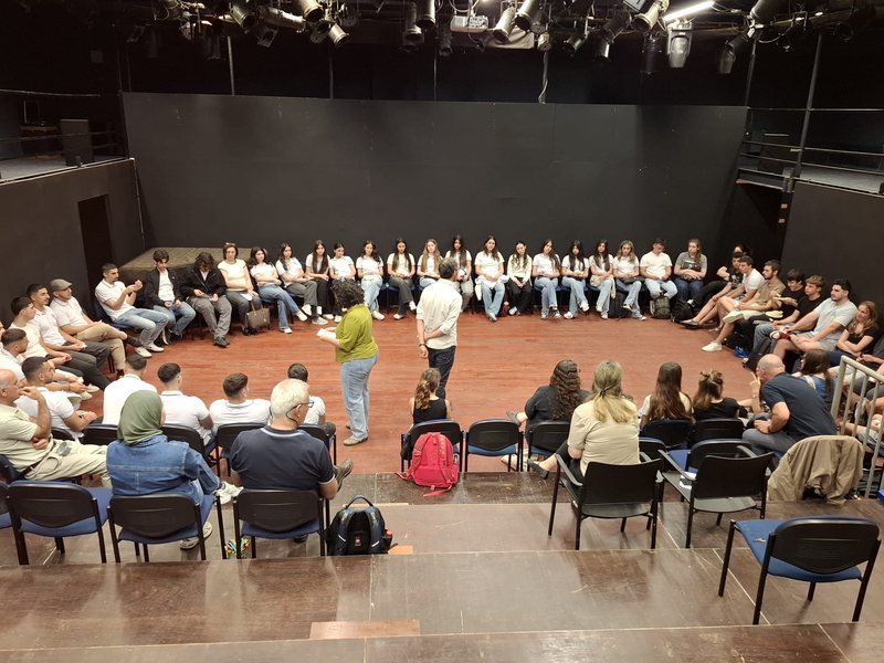 מפגש משותף של סטודנטיות וסטודנטים יהודים וערבים, המחשה לדיאלוג בין־קבוצתי בחברה משוסעת