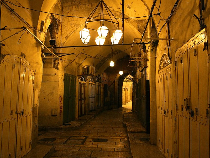 מצלמת מעקב מותקנת מעל סמטה ציבורית בעיר העתיקה בירושלים בשעת לילה