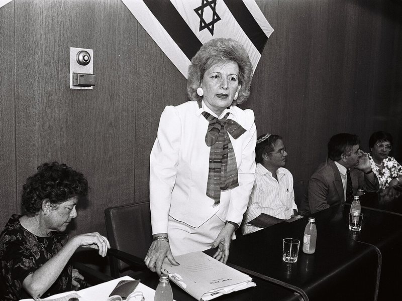 עטיה שמחה, יועצת למעמד האישה, נואמת בדיון בכנסת בשנת 1988 על נשים ברשויות המקומיות