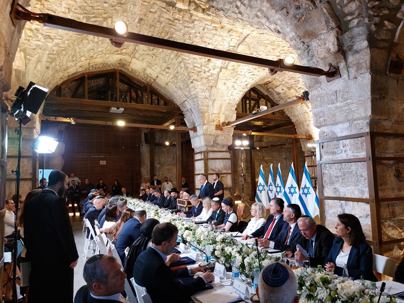 ישיבת ממשלת ישראל סביב שולחן ארוך במנהרות הכותל בירושלים במאי 2023