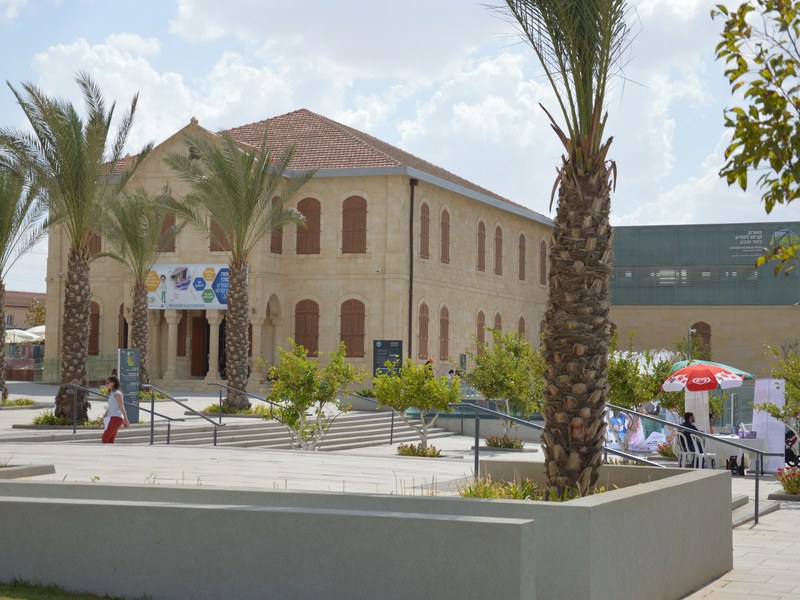 מבנה בית ספר בדואי בבאר שבע כמטפורה לחסמים לשוניים בדרך להשכלה גבוהה