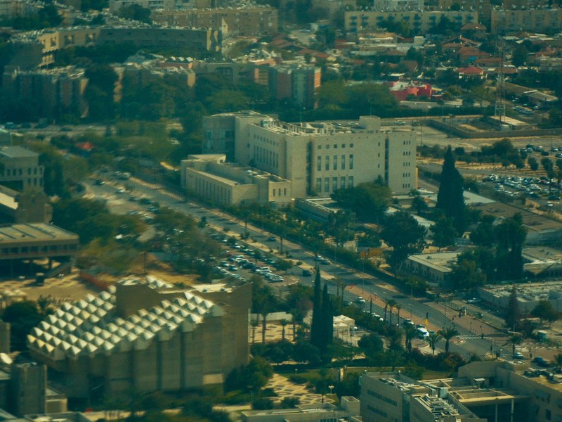 מבט אווירי על קמפוס אוניברסיטאי בבאר שבע כסמל לנגישות להשכלה גבוהה ולפערים אזרחיים
