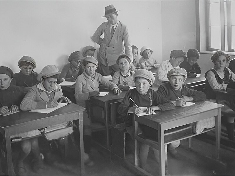 תלמידים ומורה בכיתת בית ספר ביסוד המעלה בשנת 1925