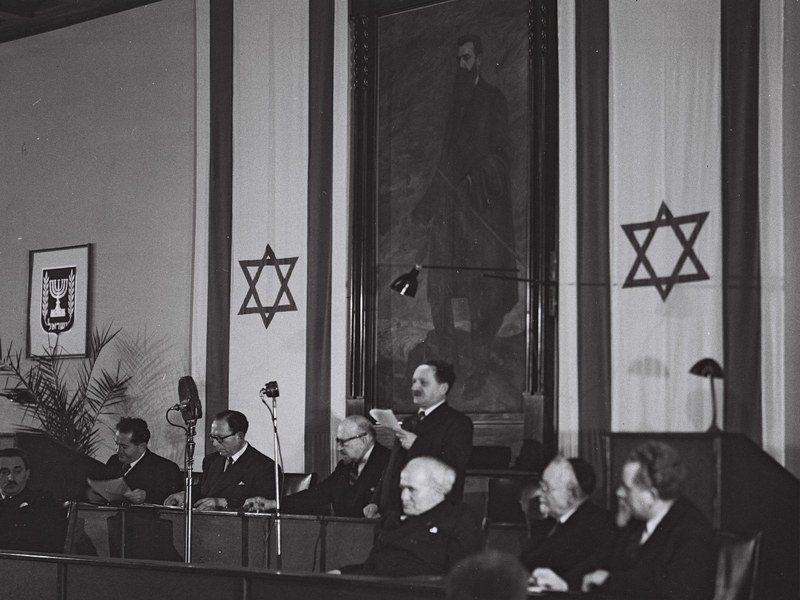 יוסף שפרינצק נושא דברים בישיבה הראשונה של האסיפה המכוננת בבניין הסוכנות היהודית בירושלים, 14 בפברואר 1949