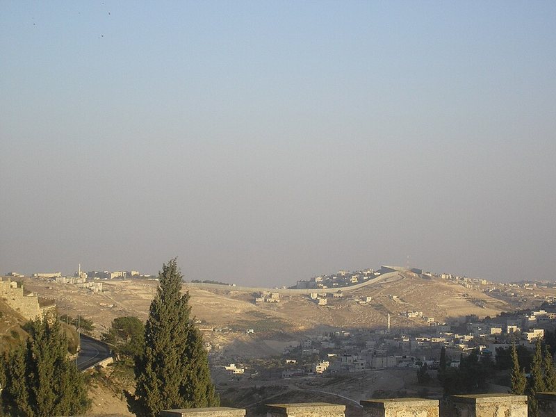 מבט רחב משנת 2005 ממשכנות שאננים לעבר גדר ההפרדה ואבו דיס; תצלום המחשה היסטורי שאינו מתעד אתר שנדגם במחקר