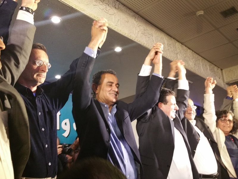 נציגי הרשימה המשותפת מרימים ידיים יחד בליל הבחירות בנצרת במרץ 2015