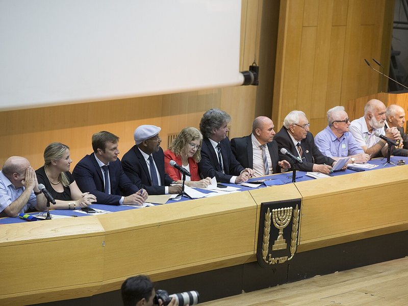 חברי כנסת ונציגי ציבור יושבים בפאנל באולם הכנסת