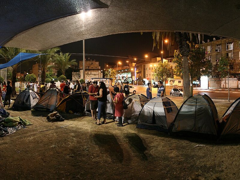 מאהל מחאת הצדק החברתי בגינת לוינסקי בדרום תל אביב בלילה, ובו אוהלים ומשתתפים המתכנסים במרחב הציבורי