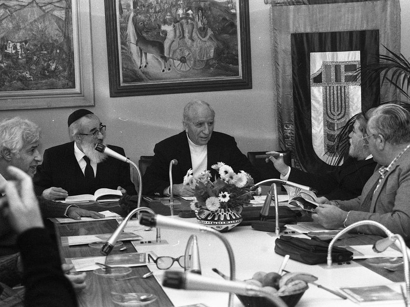 חברי ועדת הכספים של הכנסת יושבים סביב שולחן בדיון עם מנהיג ההסתדרות ירוחם משל בשנת 1982