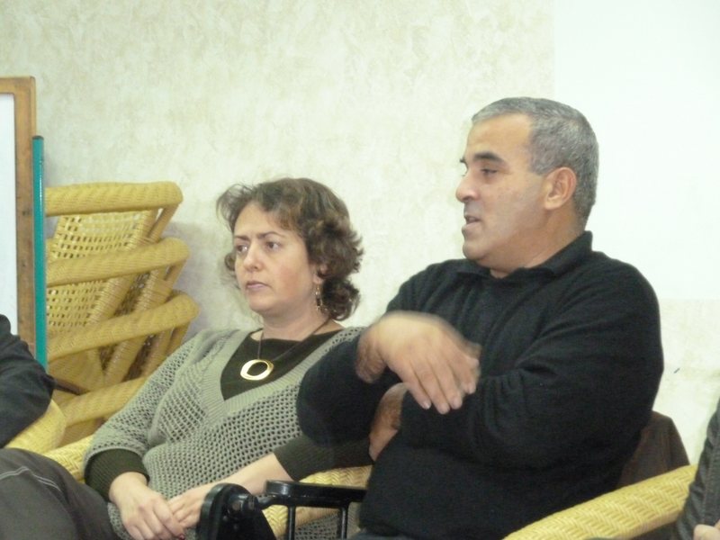 מנהל בית הספר גשר על הוואדי וסגניתו יושבים בדיון בכפר קרע