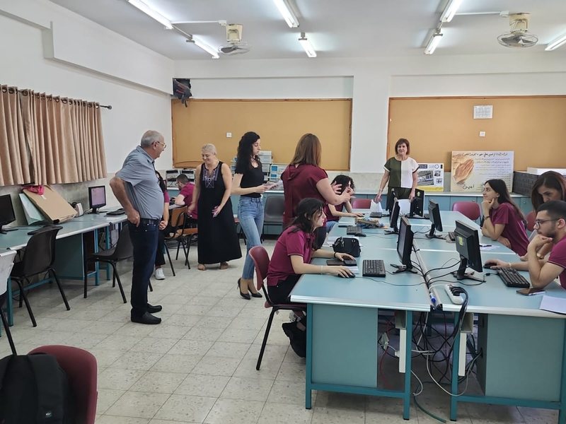 משתתפים ומנחים עובדים בחדר מחשבים בסדנת כתיבת ערכים בערבית בבית הספר הלטיני בריינה