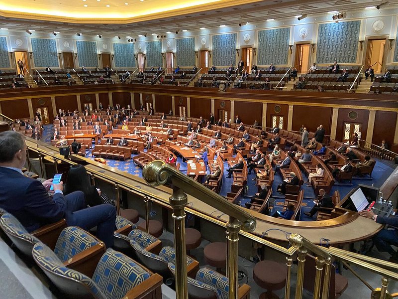 חברי בית הנבחרים האמריקאי יושבים במרחק זה מזה באולם המליאה בזמן מגפת הקורונה