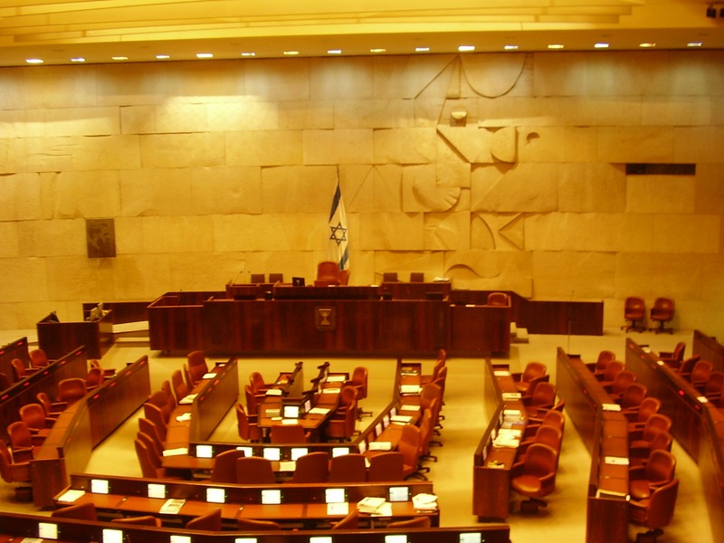 אולם מליאת הכנסת ובו ספסלי נבחרי הציבור