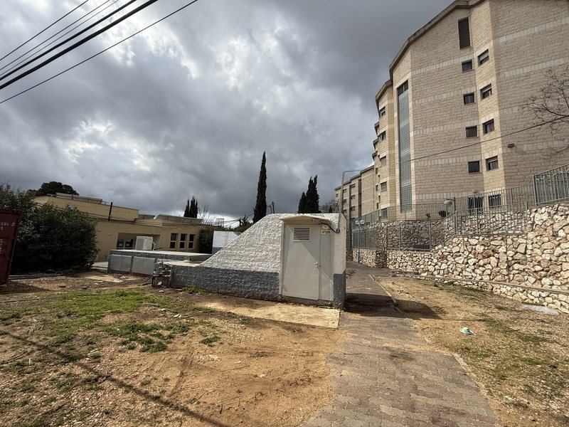 מקלט ציבורי בין בנייני מגורים במעלות־תרשיחא, בתצלום תיעודי להמחשה