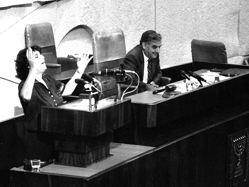 הליך הצבעה במליאת הכנסת בשנת 1982, כשדוברת מרימה את ידיה ליד הדוכן