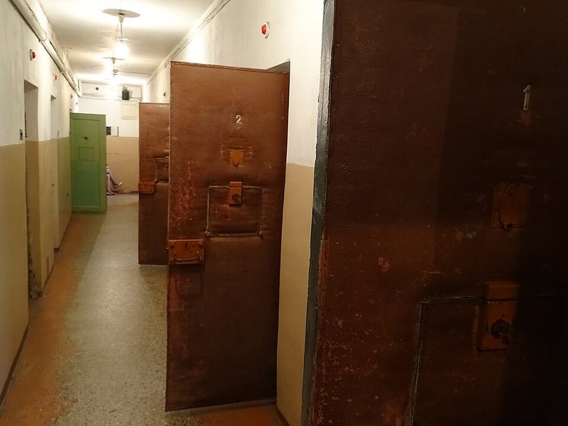 מסדרון תאי כלא היסטורי במרתף מטה הקג״ב לשעבר בווילנה; תצלום המחשה שאינו מתעד מוסד או אדם שנחקרו במאמר