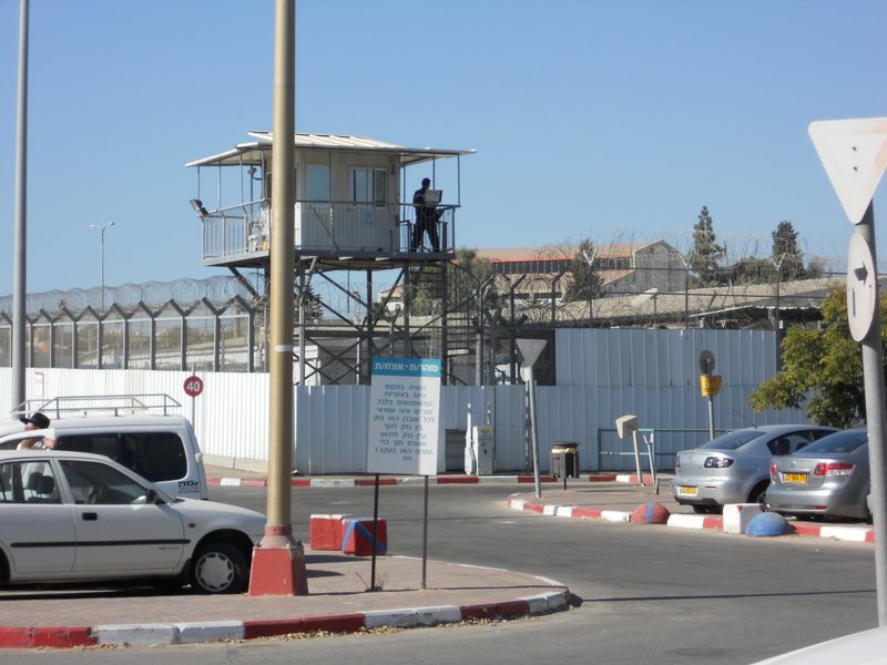 מגדל שמירה וגדרות בבית סוהר איילון, המחשה להקשר הישראלי של הדיון בהעברת סמכות הכליאה למפעיל פרטי