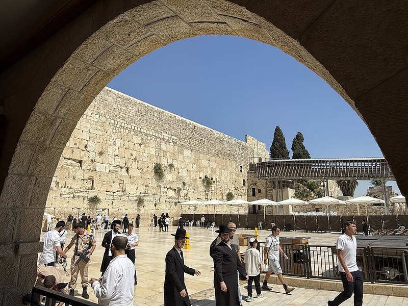 מתפללים ומבקרים עוברים בכניסה לרחבת הכותל המערבי בירושלים ביום