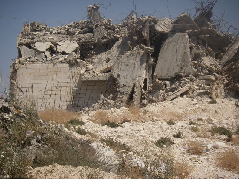 בית פלסטיני הרוס בתצלום תיעודי; התמונה ממחישה את תחום הפעולה של ICAHD ואינה מתעדת מקרה מסוים שנבחן במאמר
