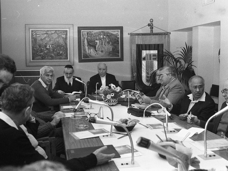 דיון בוועדה פרלמנטרית בכנסת, שבו נציגים ואנשי מקצוע יושבים סביב שולחן