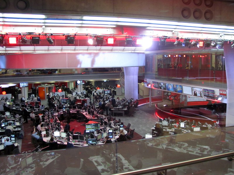 חדר החדשות והאולפן של BBC Broadcasting House בשנת 2013; תצלום הקשרי של מערכת חדשות שאינו מציג את כלי התקשורת או את הנתונים שנבדקו במחקר