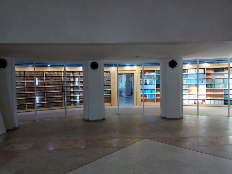 ספריית המשפט בבית המשפט העליון בירושלים, ובה מדפי ספרים וחלל עיון