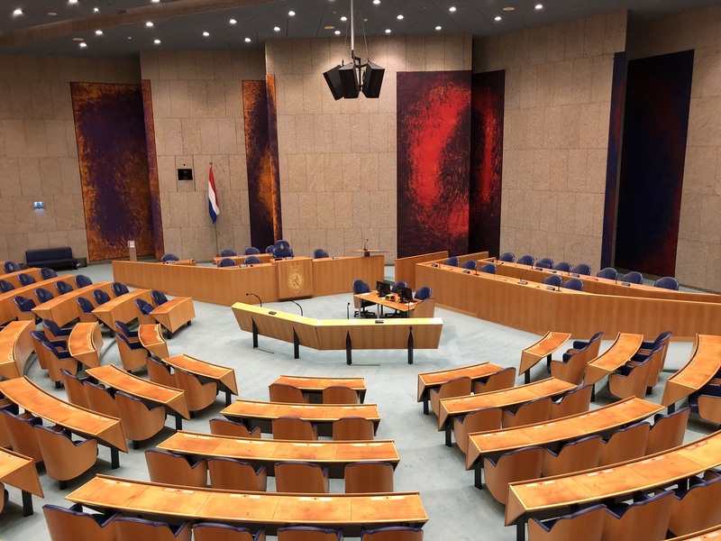 אולם המליאה של הבית התחתון בפרלמנט ההולנדי בהאג, להמחשת חלוקת מושבים
