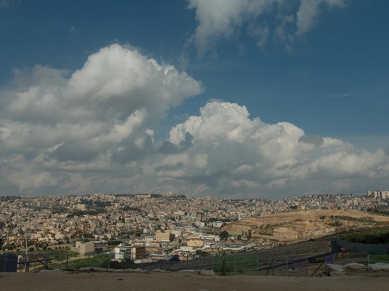 מבט פנורמי על נצרת להמחשת סביבה עירונית; התצלום אינו מציג אירוע פשיעה או נתון על תושבי העיר