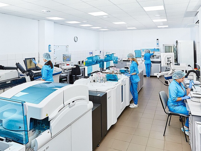 צוות בעבודה משותפת במעבדת Esculab, להמחשת סביבת עבודה