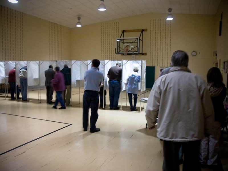 מצביעים בתאי הצבעה באולם בארצות הברית ביום הבחירות, 2008