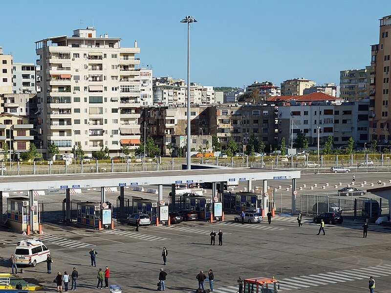 נוסעים וכלי רכב באזור היציאה ממסוף הנוסעים בנמל דורס באלבניה